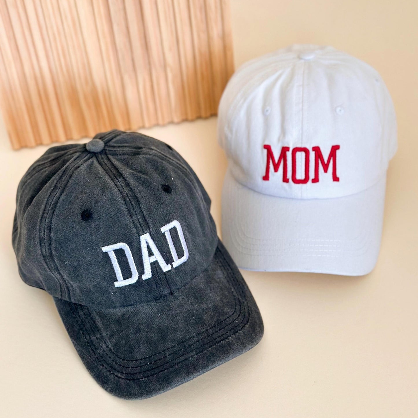 Pregnancy Announcement for Daddy: Mom Dad Embroidered Caps Gift Set