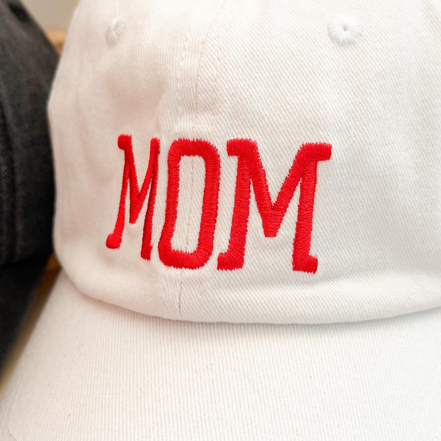 Pregnancy Announcement for Daddy: Mom Dad Embroidered Caps Gift Set