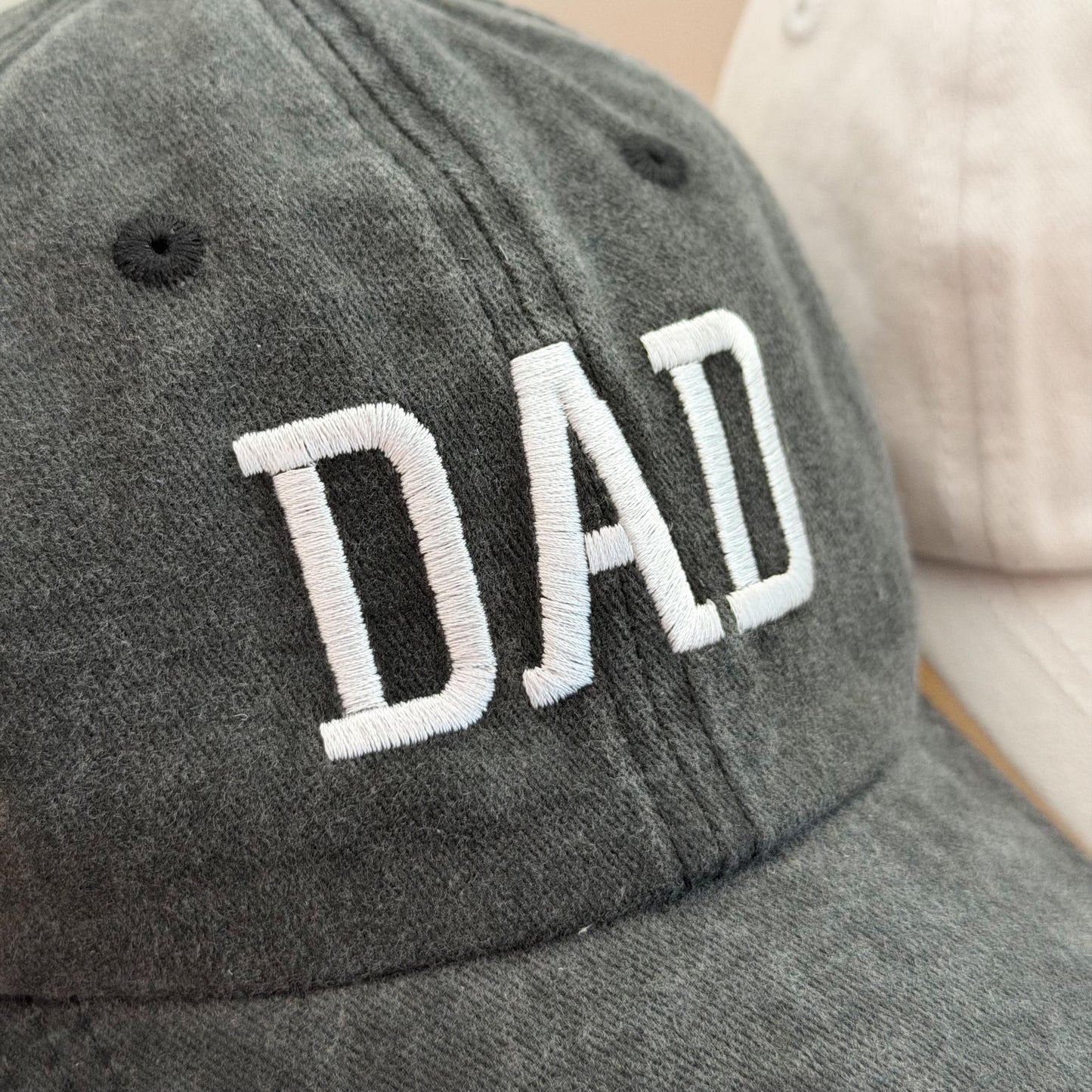 Pregnancy Announcement for Daddy: Mom Dad Embroidered Caps Gift Set