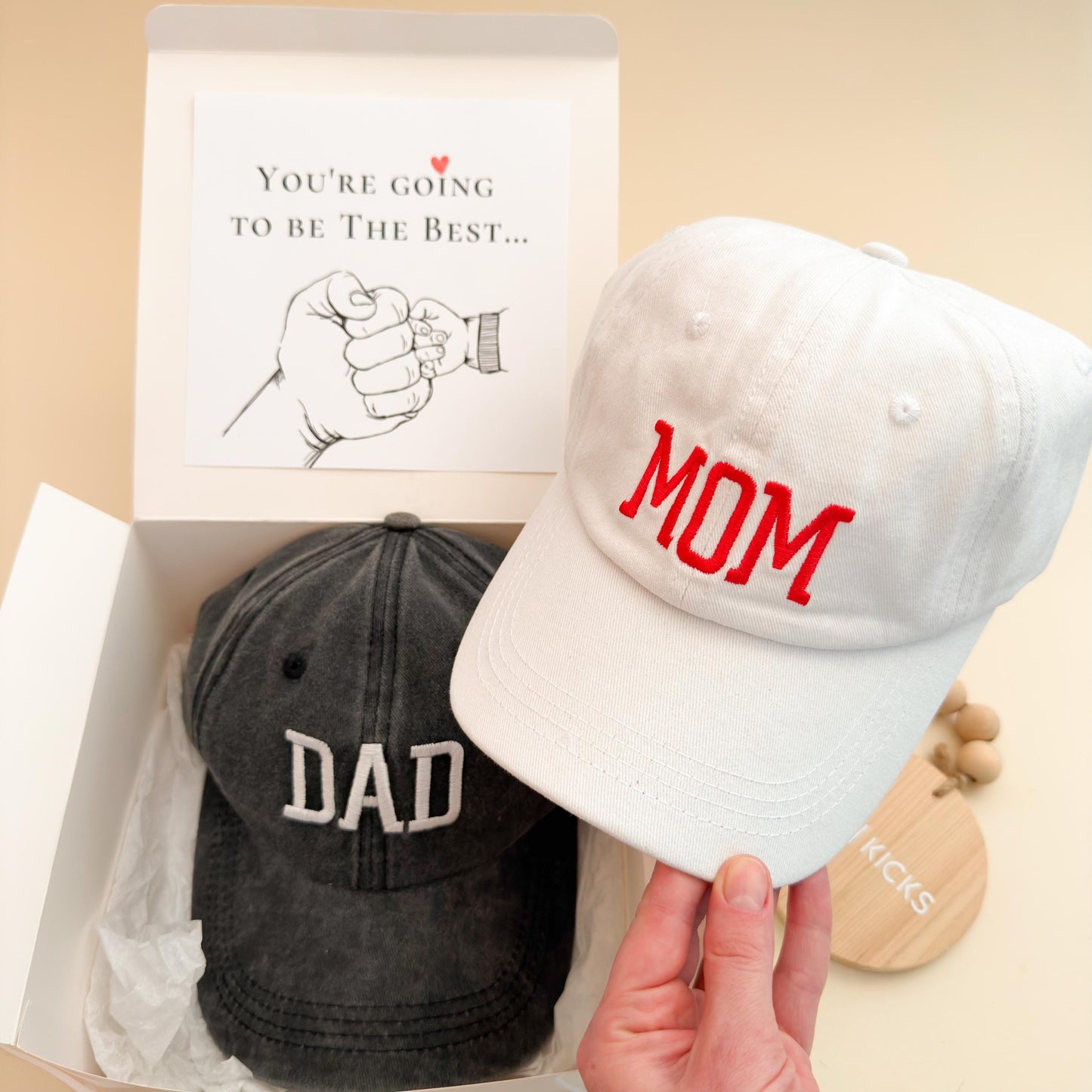 Pregnancy Announcement for Daddy: Mom Dad Embroidered Caps Gift Set