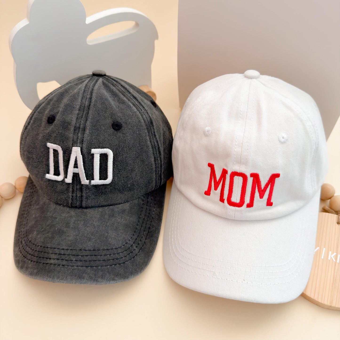 Pregnancy Announcement for Daddy: Mom Dad Embroidered Caps Gift Set